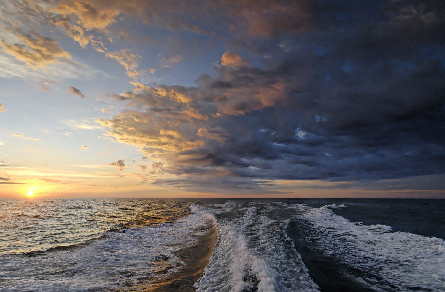 Wake behind ship